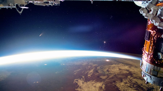 Así se ve el cometa NEOWISE desde el espacio elevándose sobre la Tierra